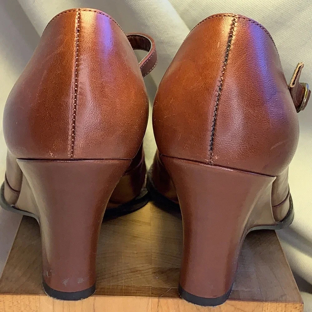 Gianni Bini elegant leather wedge almost NEW